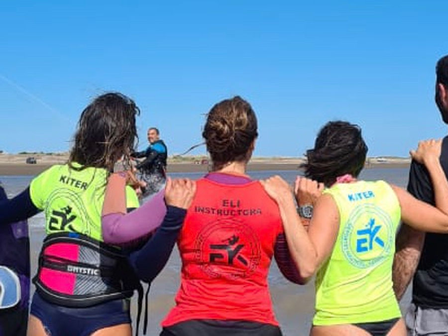 Riders huddled together in EK Experience jerseys