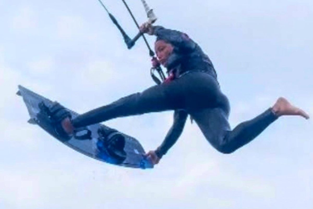 Advanced kiteboarder boosting a big air jump during an EK Experience coaching session